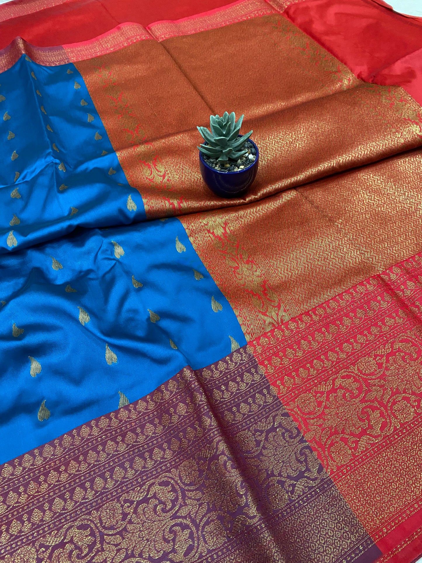 Banarasi Soft Silk Contrast Border Pallu Saree