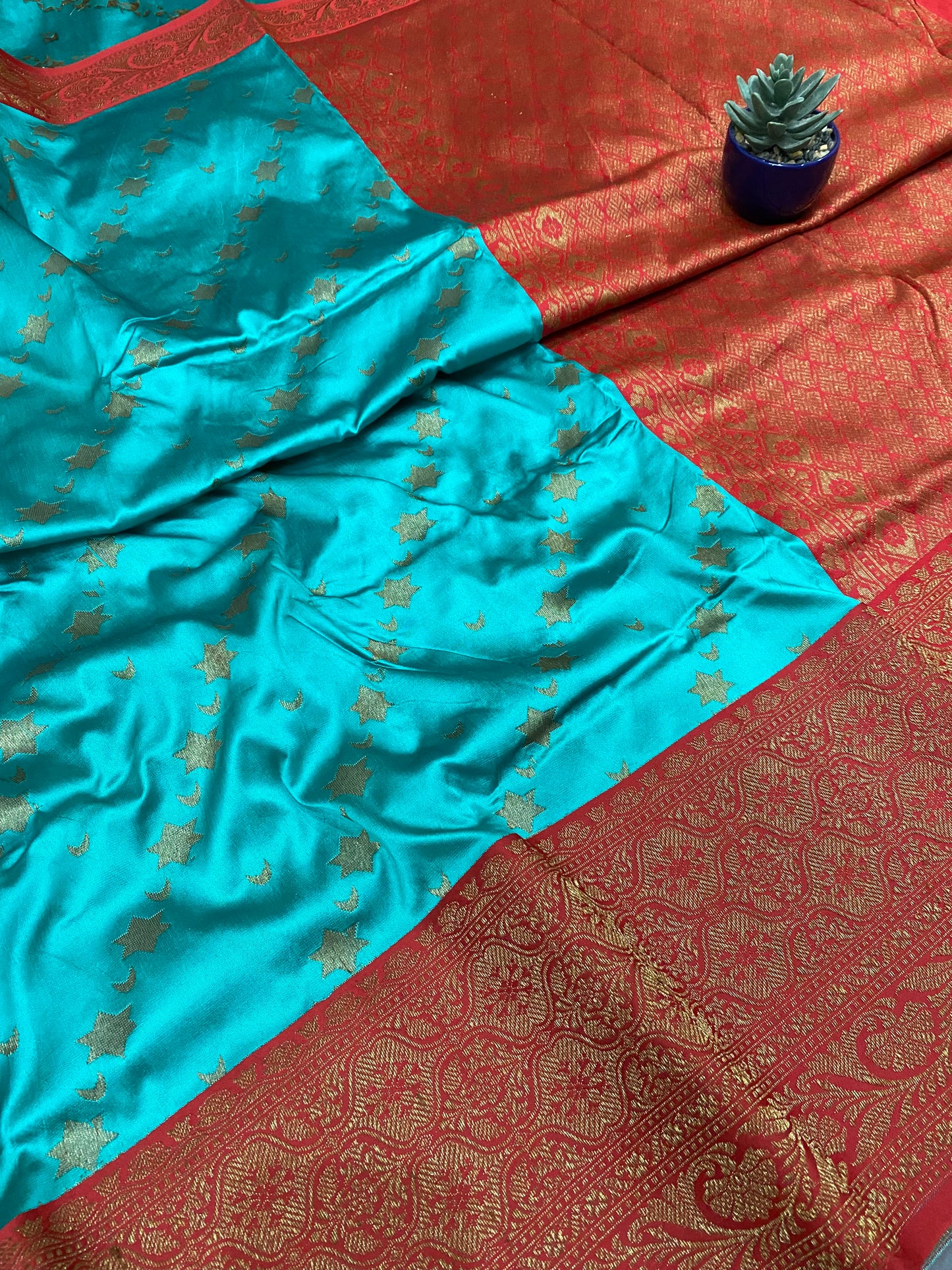 Banarasi Soft Silk Contrast Border Pallu Saree