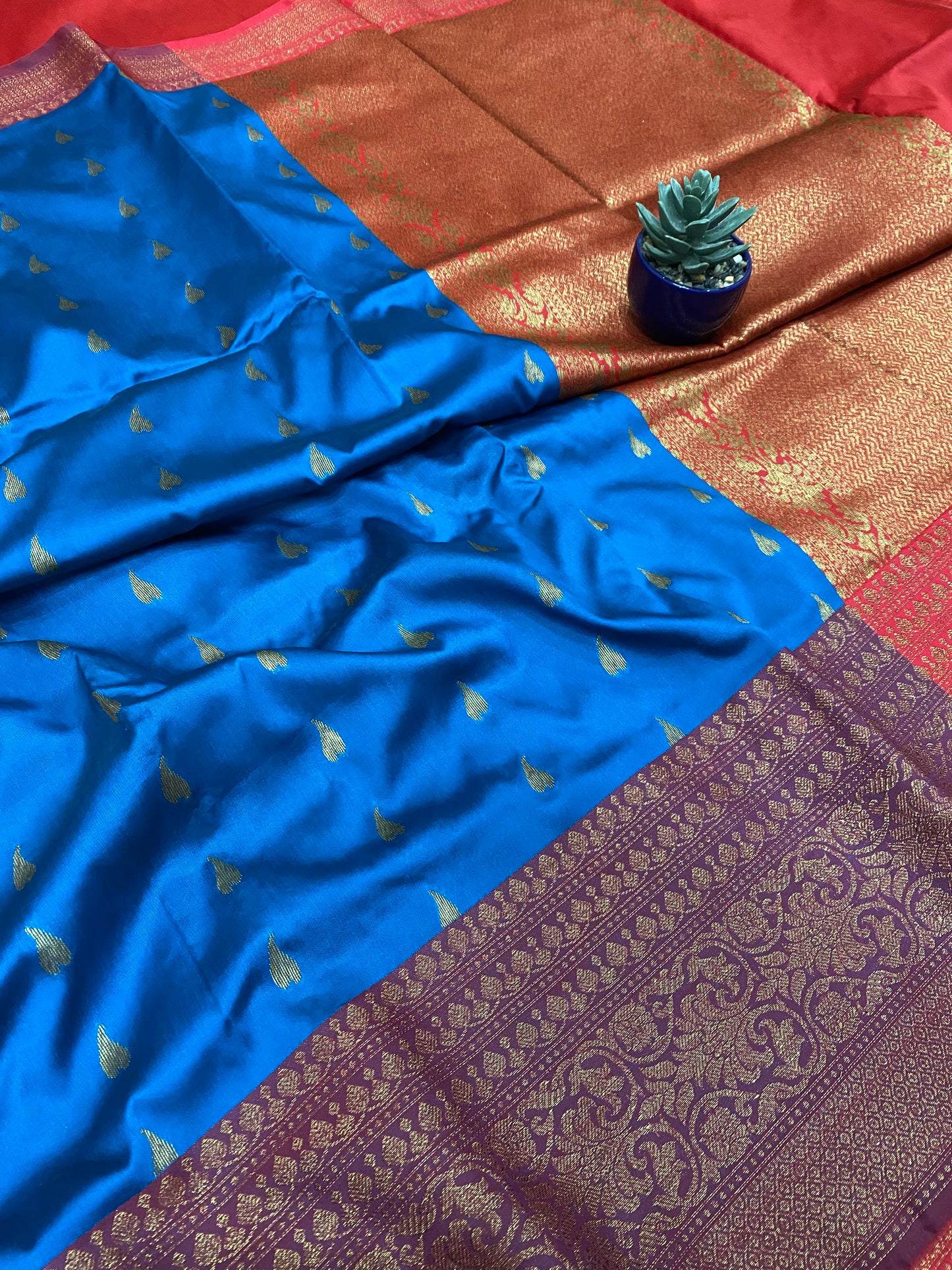 Banarasi Soft Silk Contrast Border Pallu Saree