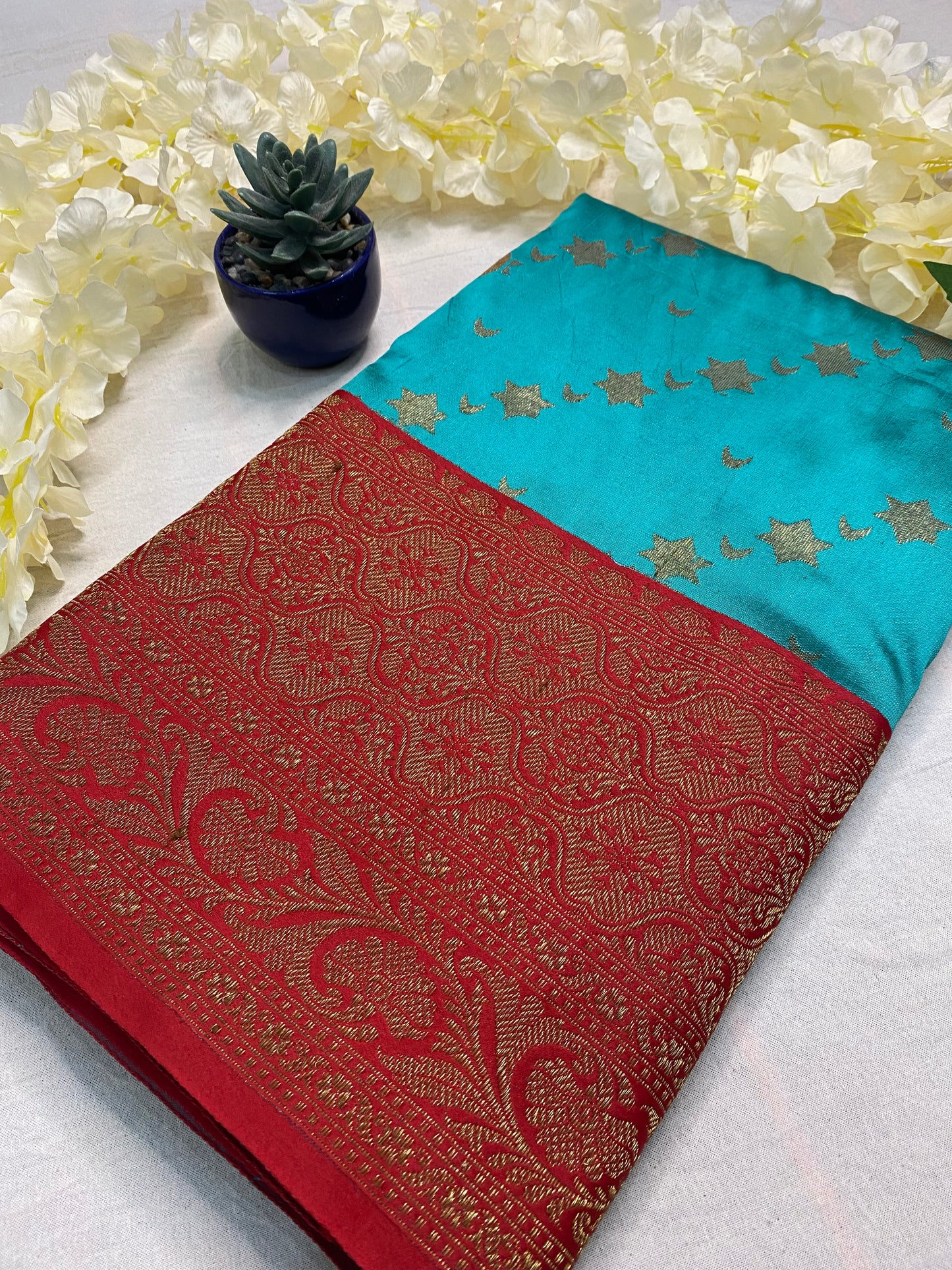 Banarasi Soft Silk Contrast Border Pallu Saree