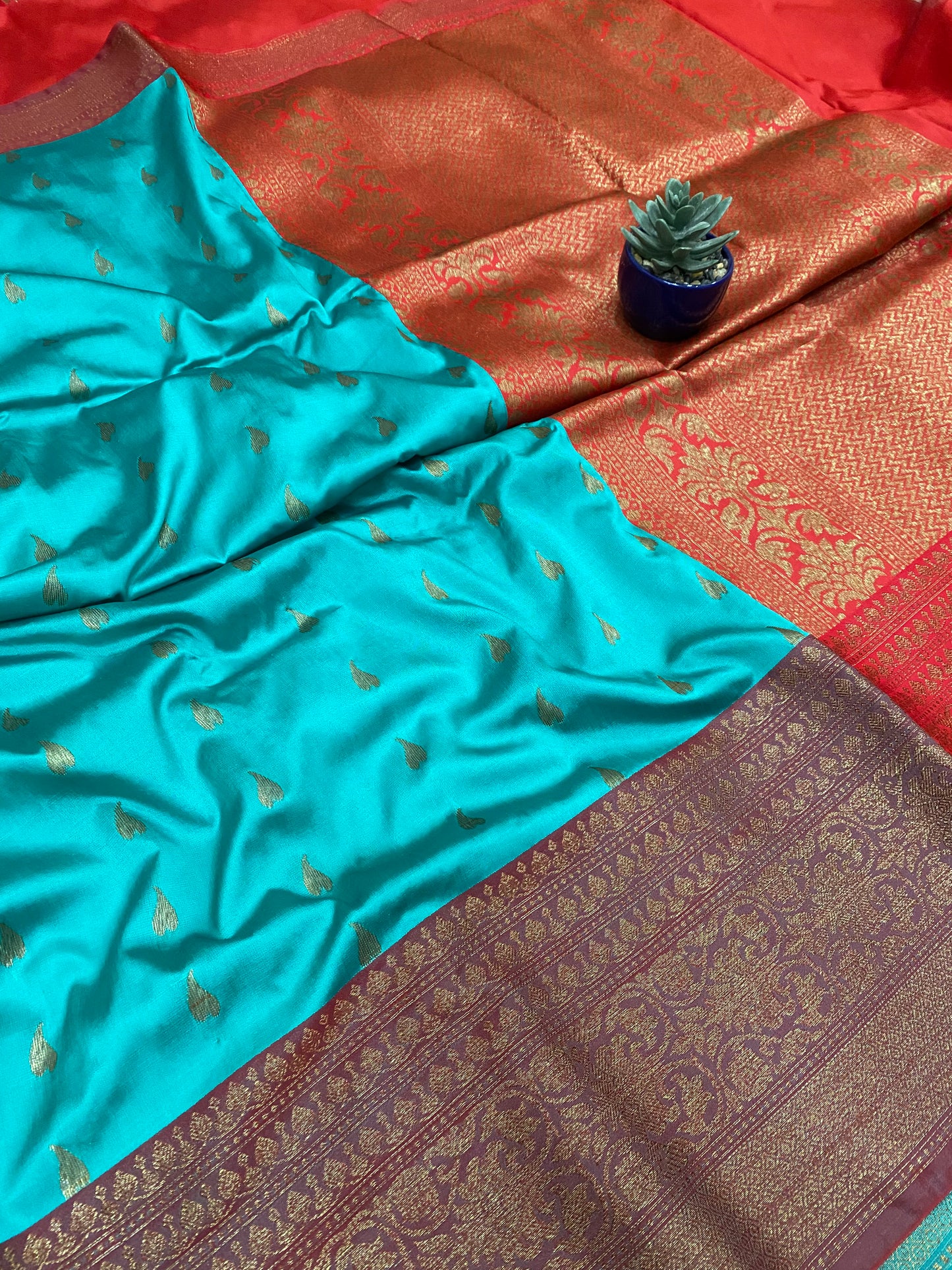 Banarasi Soft Silk Contrast Border Pallu Saree