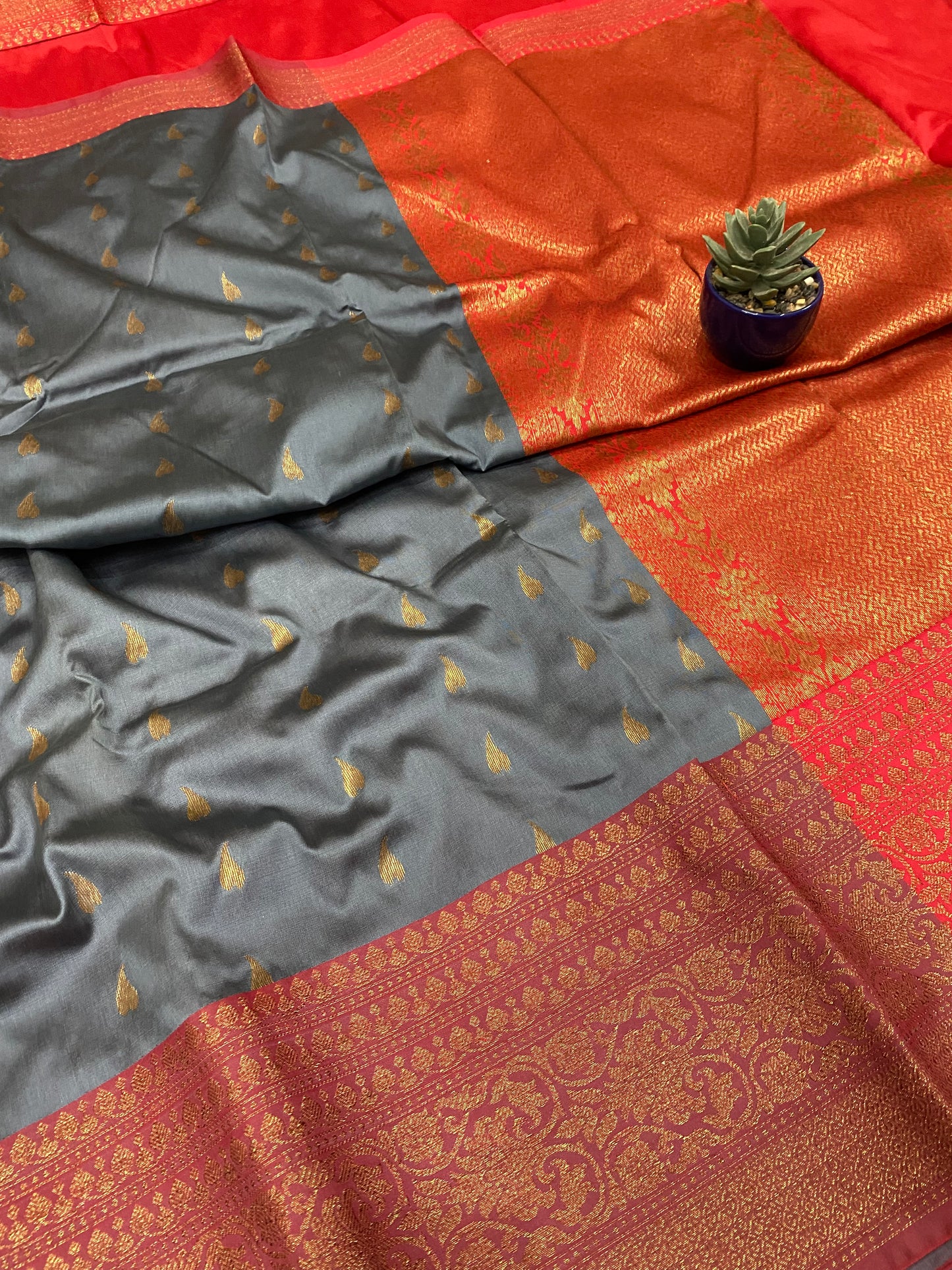 Banarasi Soft Silk Contrast Border PalluSaree